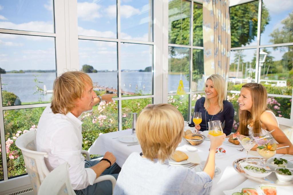 Strauers Hotel Am See Bosau Bagian luar foto